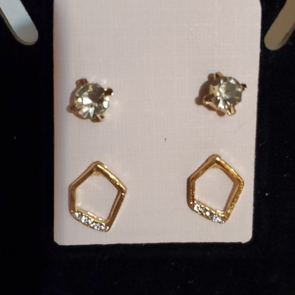 Earring Set  ( Any 5 Items For $20)